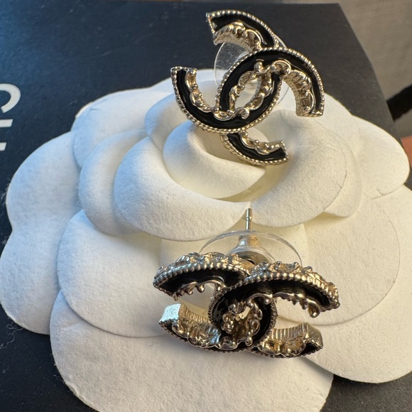 CHANEL CC Stud Earrings
Z2047 Gold/Black - Picture 8 of 9
